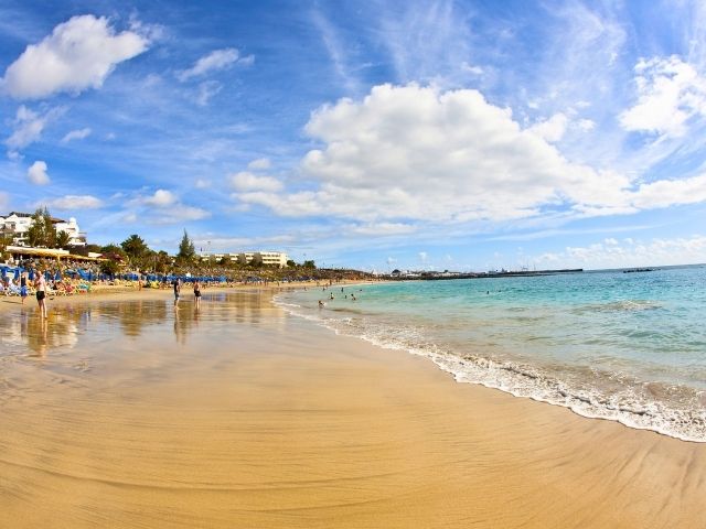 Plage en colo de vacances en Espagne cet été
