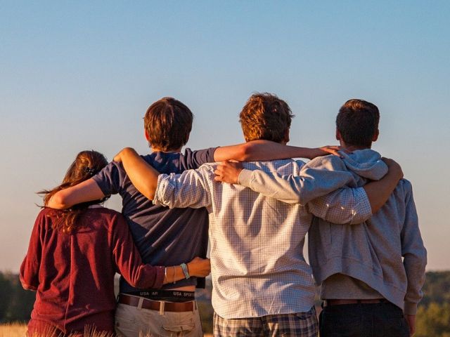 Groupe jeunes ados en colo de vacances cet été