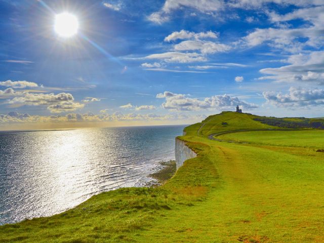 Balade sur les falaises Seven Sisters : admire ces falaises blanches spectaculaires qui se jettent dans la mer
