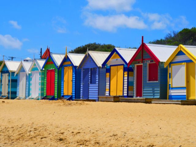 Cabanes colorées plage Brighton en colo de vacances