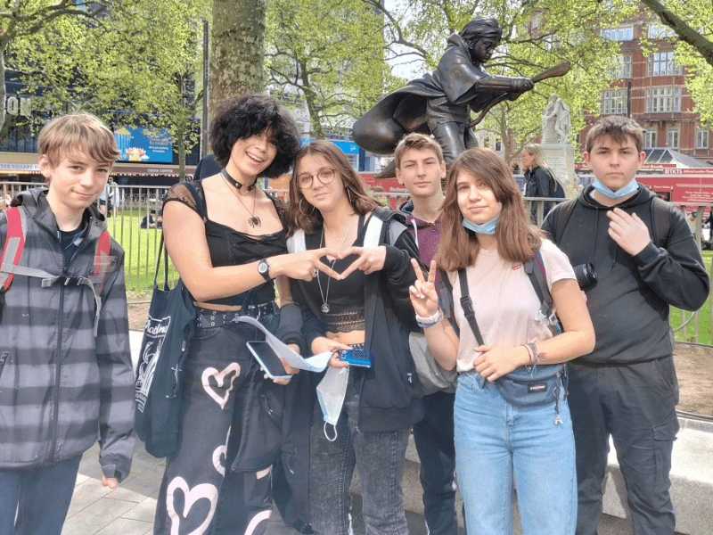 Groupe de jeunes ados devant la sculpture d'Harry Potter en colo de vacances cet été à Londres
