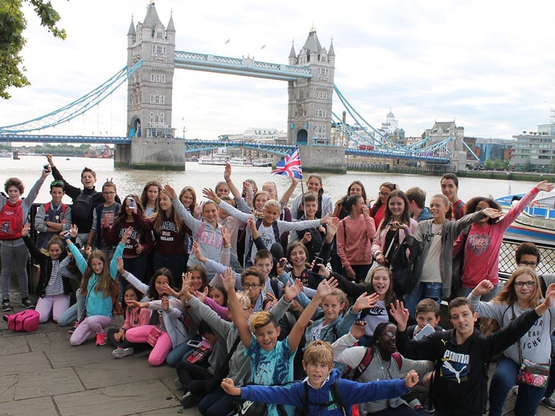 Groupe de jeunes qui prend la pose en colo de vacances à Londres cet été pour les 11-15 ans
