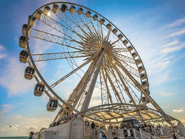 Roue de Brighton observée par les ados de 12 à 17 ans en colo de vacances cet été