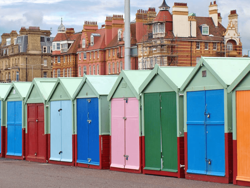 Petites cabanes colorées typiques de Brighton où les ados de 12 à 17 ans ont été en colo cet été