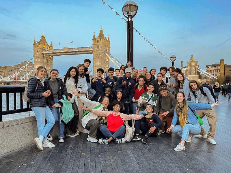 Groupe de jeunes qui prend la pose en colo de vacances à Londres cet été pour les 12-17 ans