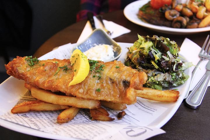 Repas British Fish and chips que les ados en colo de vacances cet été ont pu goûté