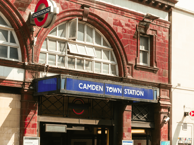 Station de métro de Camden en colo de vacances cet été pour les 12-17 ans
