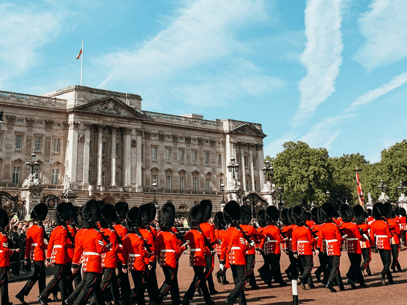 Gardes devant le pavillon royal de Londres que les jeunes ont pu observé lors de leur colo de vacances de cet été