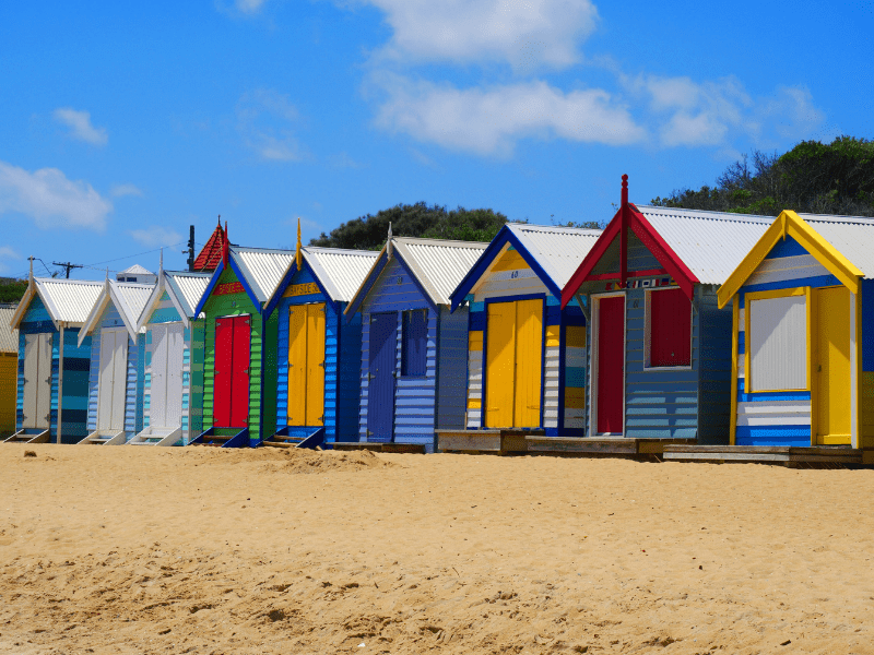 Cabanes colorées emblématiques de Brighton en colo de vacances à Londres