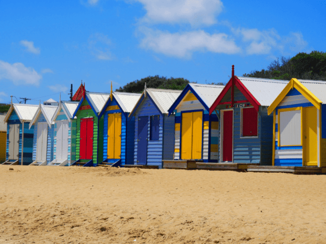 Cabanes colorées emblématiques de Brighton en colo de vacances à Londres