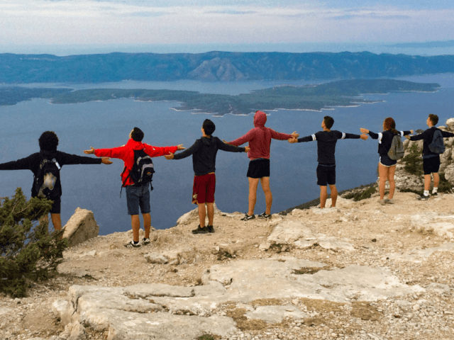 groupe ados regardant la mer adriatique cet été en colonie de vacances