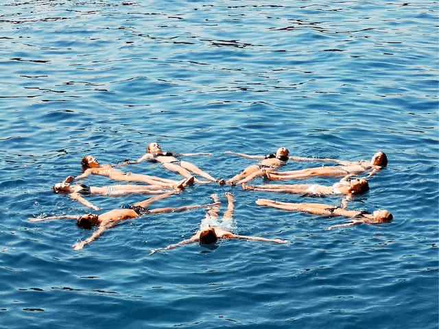 ados se baignant en voyage itinérant cet été en Croatie et à Monténégro