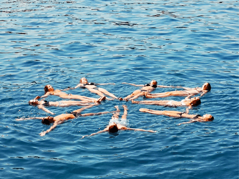 ados se baignant en voyage itinérant cet été en Croatie et à Monténégro