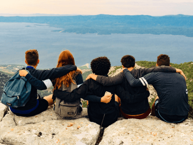 groupe d'ados regardant le large en colonie de vacances le long de la cote adriatique cet été