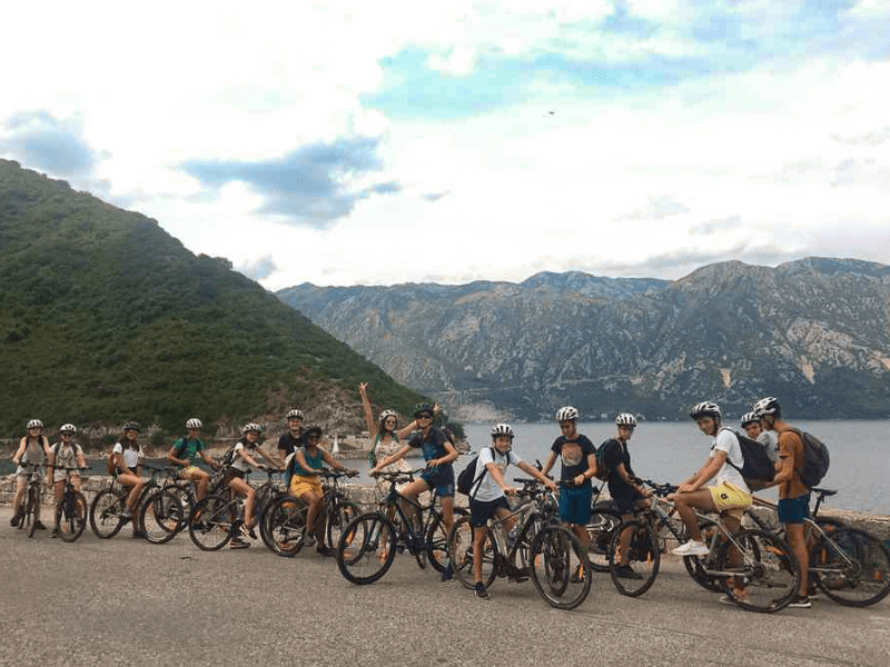 ados en colonie de vacances île de Brac à vélo