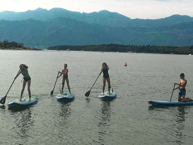 ados 15 ans faisant du paddle en colonie de vacances a l'etranger