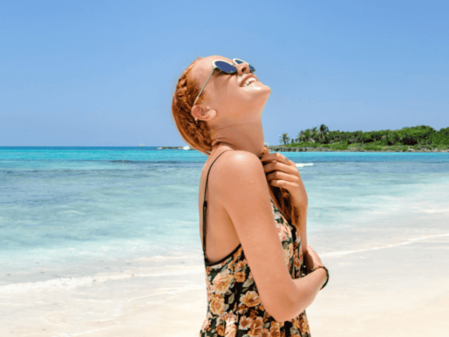 Ado sur la plage au Mexique qui sourit et profite de sa colo de vacances cet été