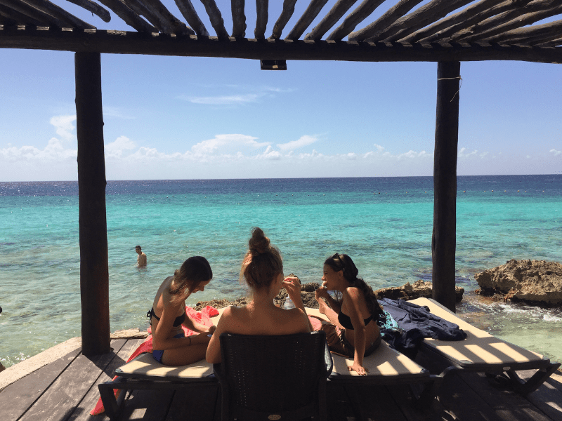 Ados en colo de vacances au Mexique qui se détendent sur une plage au Mexique cet été
