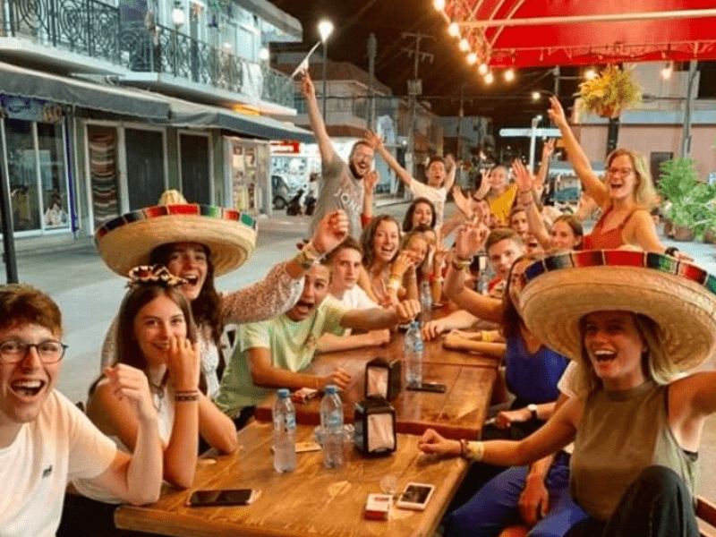 Groupe de jeunes dans un bar mexicain en colo de vacances itinérante cet été