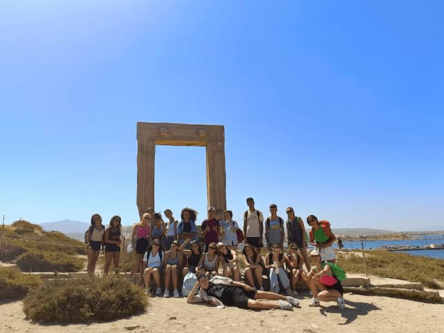 Groupe de jeunes qui prend la pose en colo de vacances en Grece cet été