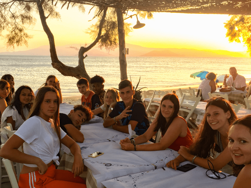 Groupe de jeunes durant un repas en colo de vacances en Grèce cet été