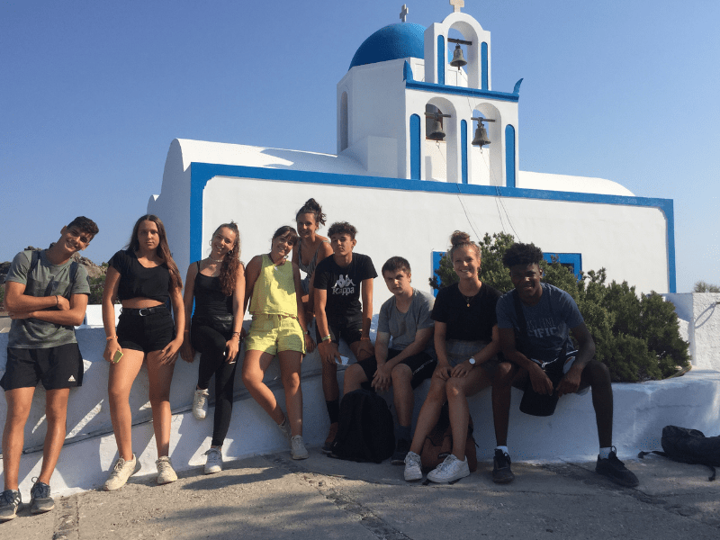 Groupe de jeunes qui prend la pose en colo de vacances en Grece cet été