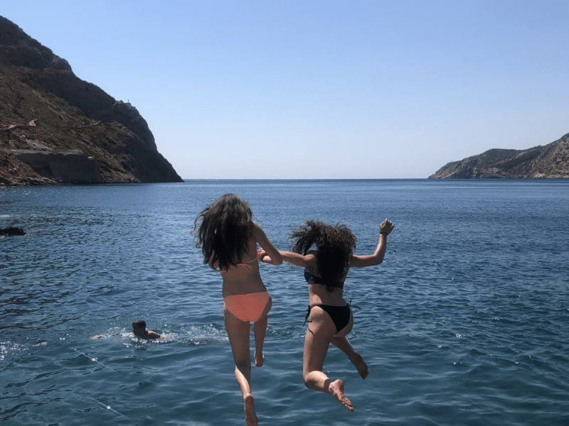 Deux jeunes filles qui sautent dans la mer en colo de vacances en Grèce cet été