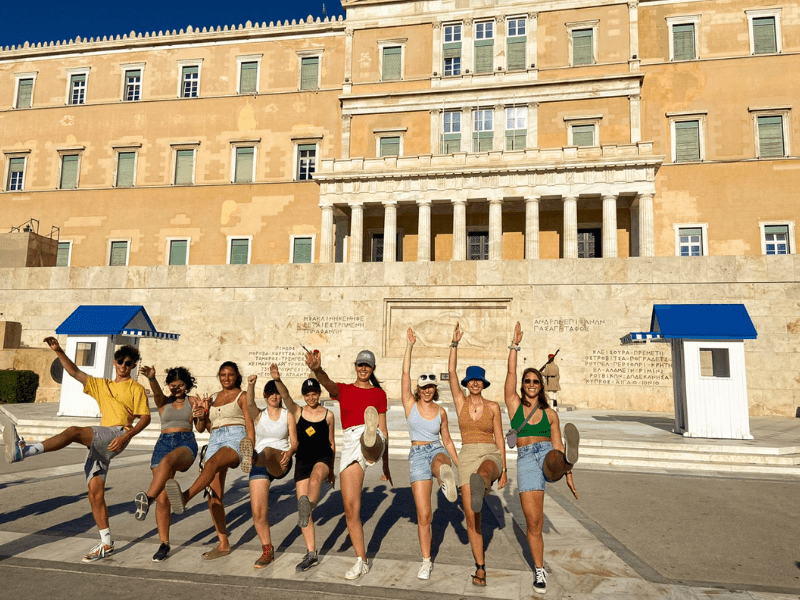 Groupe d'ados qui s'amuse en colo de vacances en Grèce cet été 