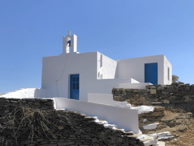 Paysage bleu et blanc en colo de vacances en Grèce cet été