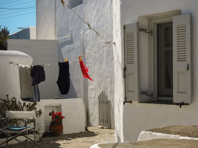 Vue paisible sur une rue en Grece typique, où les jeunes ont été en colo de vacances cet été