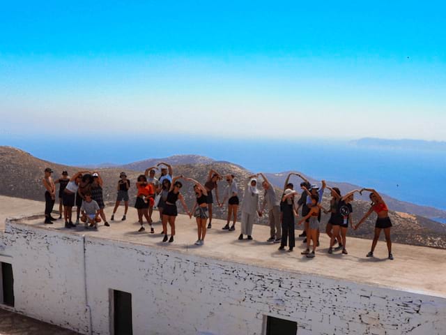 Groupe de jeunes qui prend la pose en colo de vacances en Grece cet été