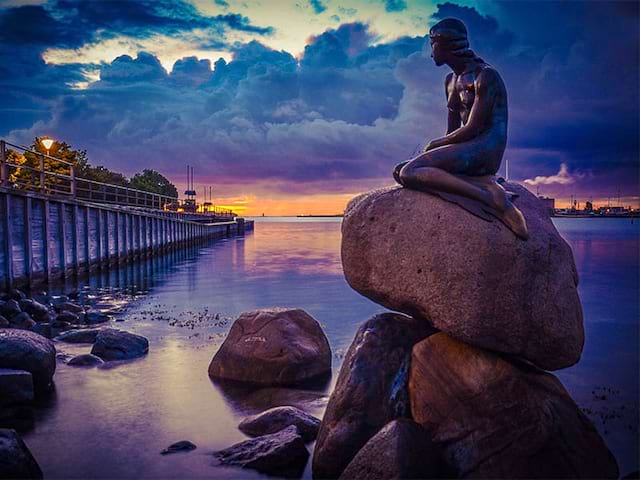 statue petite sirene bord d'eau nuit copenhague voyage été