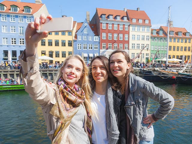 Selfie adolescentes et animatrice colonie de vacances copehnague été