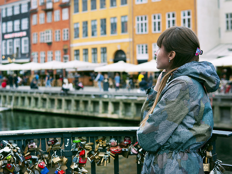 jeune fille au bord d'un canal au danemark en colonie de vacances