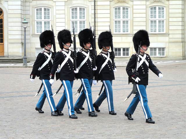 releve de la garde place amalienbord copenhague été