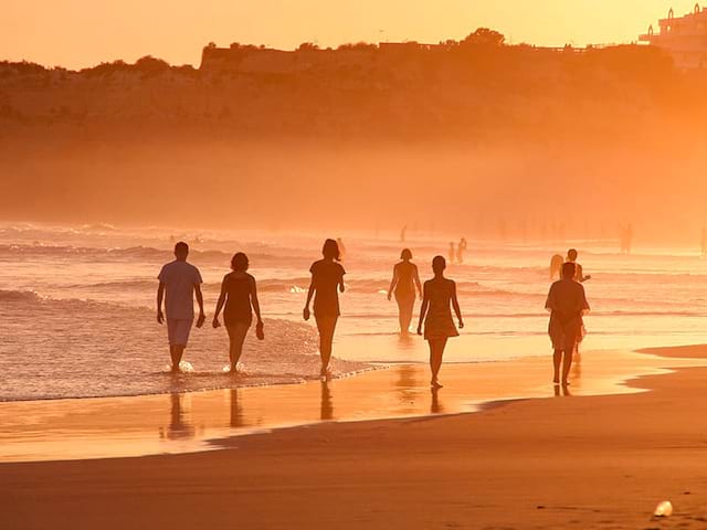 Plage coucher de soleil ados voyage