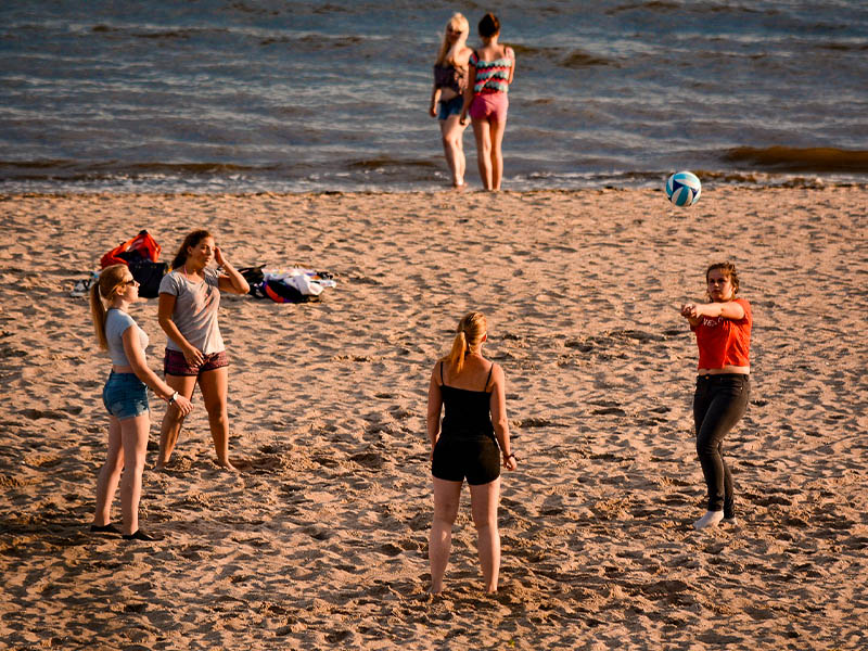 beach volley adolescents plage angleterre séjour linguistique