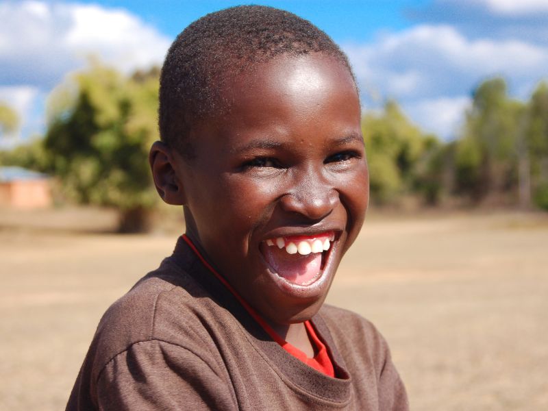 Sourire jeune garçon sénégalais cet été en colo de vacances