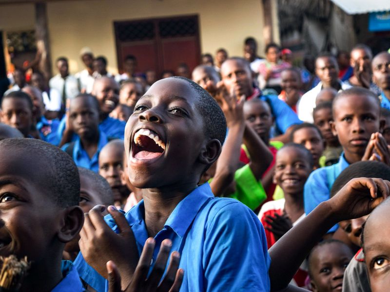 Groupe de jeunes, sourires aux lèvres en colo de vacances au Sénégal