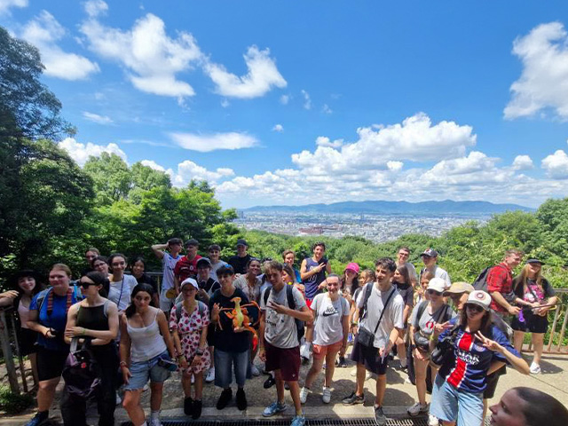 Groupe ados en voyage au Japon avec paysage 
