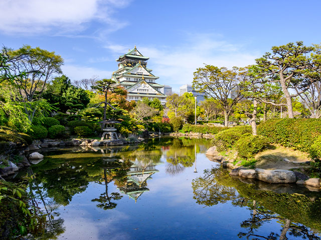 parc du chateau d'osaka au japon en été