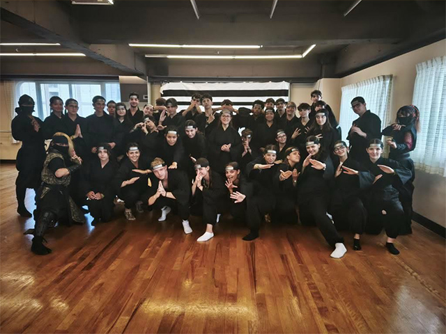 Groupe d'ados en tenue ninja