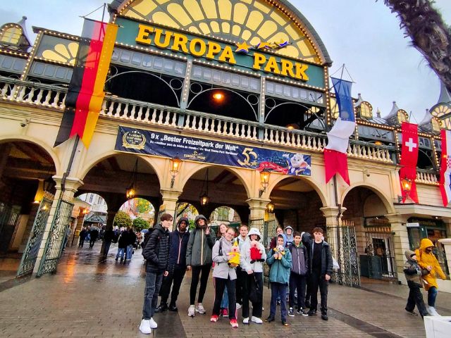 Jeunes qui posent devant le parc d'attractions Europa park cet été