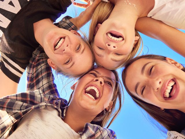 Groupe de jeunes qui profitent de leur colo de vacances cet été