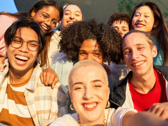 Groupe de jeunes en colo de vacances cet été