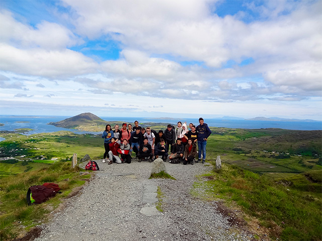 Ados en colonie de vacances à la campagne en Irlande