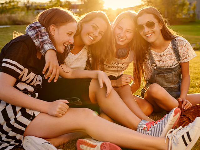 groupe de jeunes filles en fou rire dans un parc en colonie de vacances été