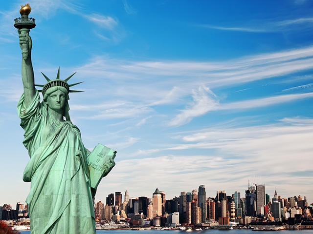 statue de la liberté et vue sur new york en arrière plan colo été