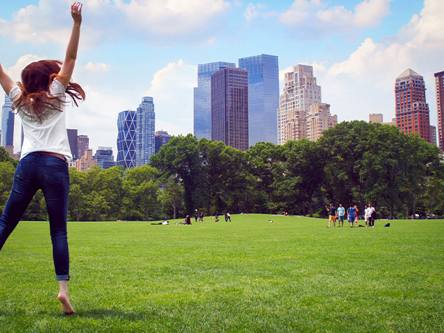 jeune fille sautant dans central park colo aux états unis 