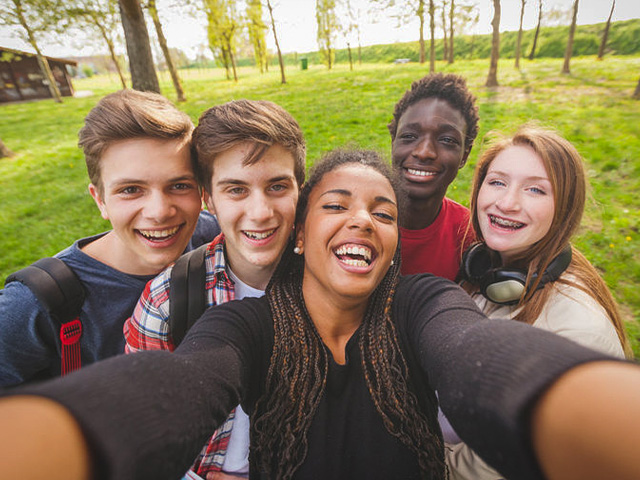 photo d'un groupe d'adolescents en colonie de vacances aux états unis 